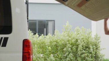 Profesyonel doktor, hemşire ya da asistan. Acil durumu ambulanstan çıkarın ve hastaneye sevk edin. Acil ve ilk yardım, sağlık ve sigorta konsepti..