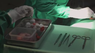 Bir grup doktor ve cerrah, hastane, tıbbi ve acil servis, uzman, cerrahi ve sağlık uzmanı ve asistan hastalarla birlikte ameliyat yapıyor..