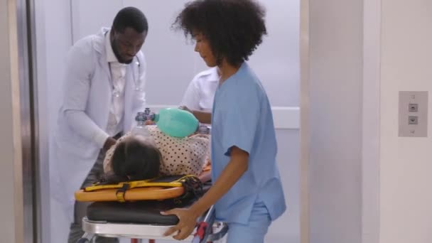 Professional Team Doctor Nurse Assistant Hurry Take Emergency Patient Elevator — Vídeo de stock