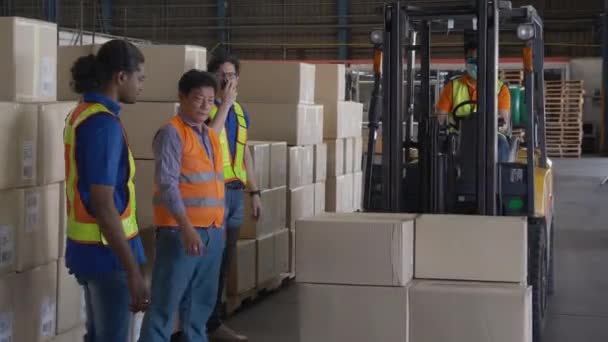 공장의 창고에서 유통을 스택을 운반하는 창고에서 박스를 일하는 노동자 — 비디오