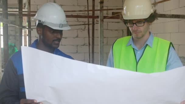 Team Architect Engineer Man Wearing Hardhat Looking Blueprint Inspect Planning — Vídeo de stock