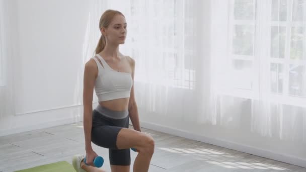 Jonge Vrouw Workout Met Het Vasthouden Van Halter Doen Stretching — Stockvideo