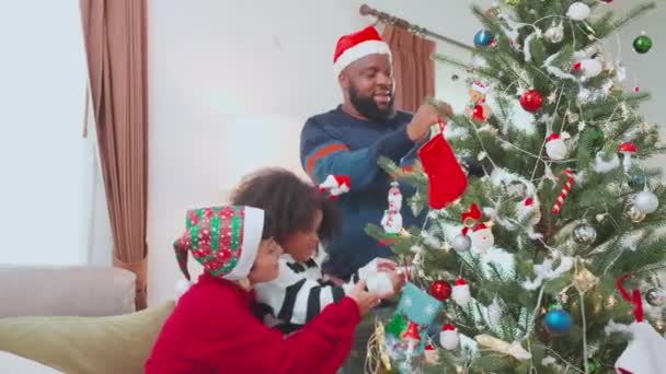 Boldog Család Apával Anyával Díszítő Dísz Karácsonyfa Lánya Együtt Otthon — Stock videók