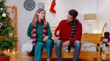 Genç bir kadın sürpriz erkek arkadaşına Noel 'i evde kutlarken hediyeler veriyor. Kız arkadaşı da heyecanlı, olaylı, Noel' li, Noel 'li, Noel' li, Noel 'li ve Noel' li hediyeler veriyor..