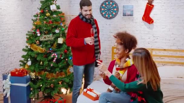 Grupo Jovens Amigos Felizes Dançando Festa Enquanto Bebem Bebidas Saúde — Vídeo de Stock