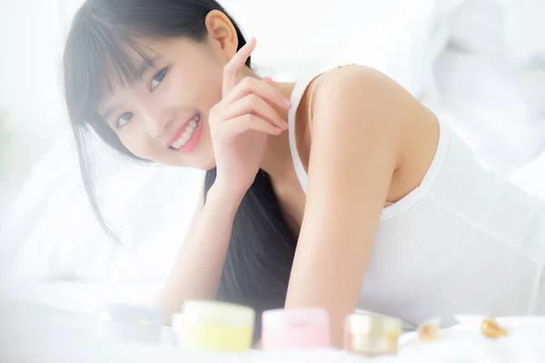 Belle Jeune Femme Asiatique Souriante Allongée Sur Lit Dans Chambre — Photo