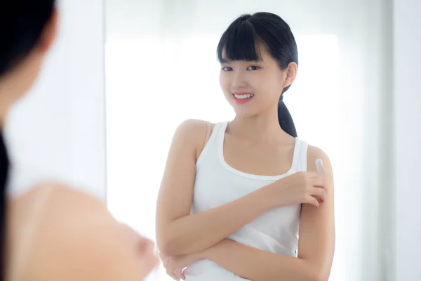 Mooie Jonge Aziatische Vrouw Zoek Spiegel Breng Moisturizer Met Cosmetische — Stockfoto