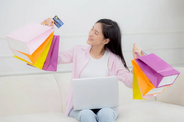 Mujer Asiática Joven Sentada Sofá Utilizando Ordenador Portátil Compras Línea — Foto de Stock