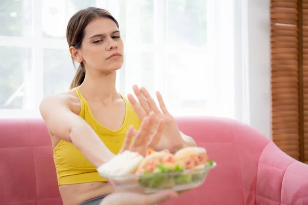 Mãos Que Servem Comida Jovem Mulher Caucasiana Fazendo Sinal Dizer — Fotografia de Stock