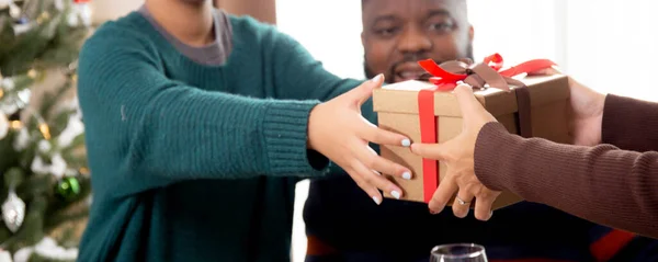 Familia Feliz Con Madre Dando Caja Regalo Con Hija Durante —  Fotos de Stock