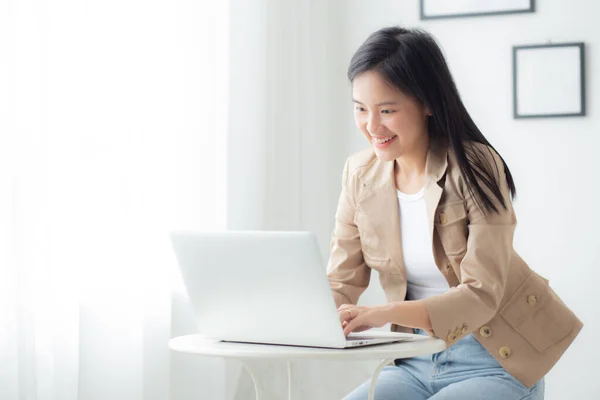 Young Asian Businesswoman Working Laptop Computer Desk Home Office Freelance — ストック写真