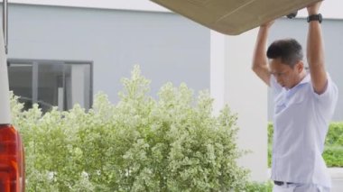 Profesyonel doktor, hemşire ya da asistan. Acil durumu ambulanstan çıkarın ve hastaneye sevk edin. Acil ve ilk yardım, sağlık ve sigorta konsepti..