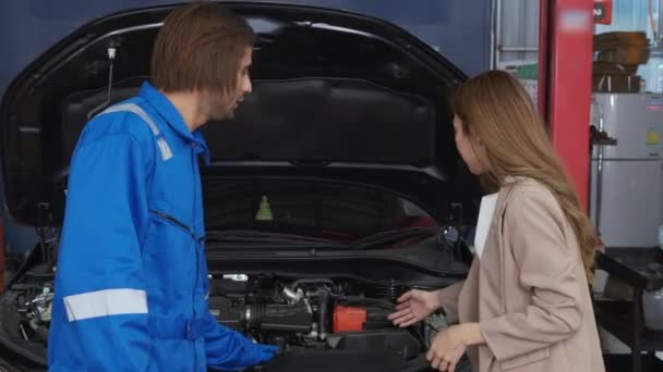 Young Man Mechanic Talking Customer Examining Trouble Repairing Engine Car — ストック動画