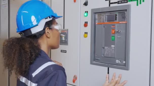Электрическая Молодая Азиатская Женщина Инженер Осматривает Систему Шкафа Технического Обслуживания — стоковое видео