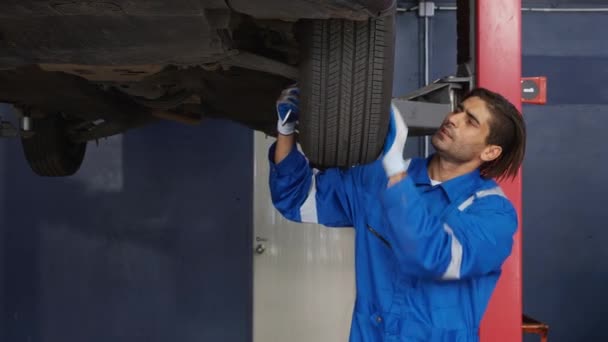 Junger Mann Ist Mechaniker Reparatur Reifen Rad Auto Der Garage — Stockvideo