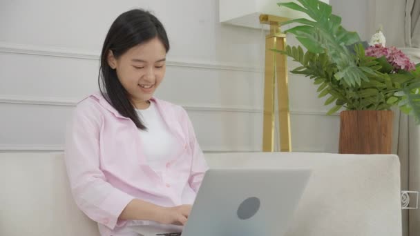 Felicidade Jovem Asiático Mulher Sentado Sofá Trabalhando Computador Portátil Terminar — Vídeo de Stock