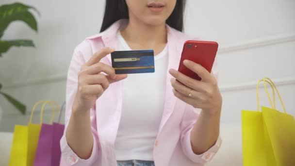 Blisko Ręce Kobiety Siedzi Kanapie Pomocą Smartfona Zakupy Online Karty — Wideo stockowe
