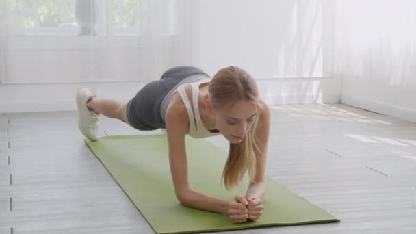 Jonge Vrouw Oefenen Workout Met Poseren Plank Stretching Terug Mat — Stockvideo