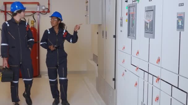 Electrical Young Woman Man Engineer Examining Maintenance Cabinet System Electric — Stockvideo