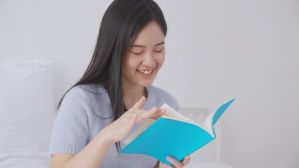 Молодая Азиатка Читает Книгу Расслаблением Уютно Кровати Спальне Дома Женщина — стоковое видео