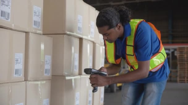 Молодой Человек Сканирует Штрих Код Упаковке Коробки Транспортировкой Распределением Складе — стоковое видео