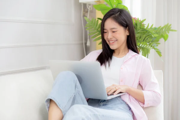 Joven Mujer Negocios Asiática Trabaja Desde Casa Con Computadora Portátil —  Fotos de Stock