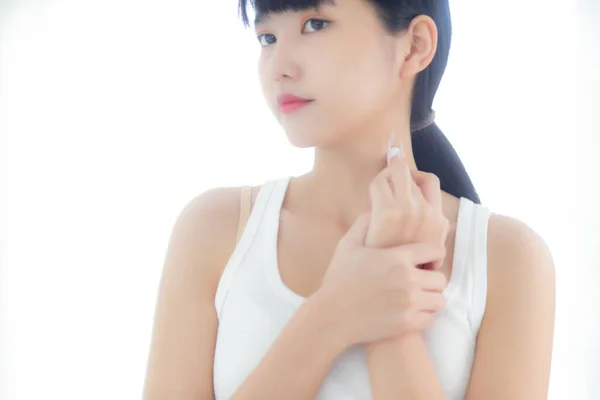 Hermosa Mujer Asiática Joven Mirando Espejo Aplicar Crema Hidratante Con —  Fotos de Stock