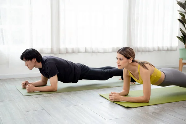 Young Woman Man Practicing Workout Posing Plank Mat While Motivation — Stock Photo, Image