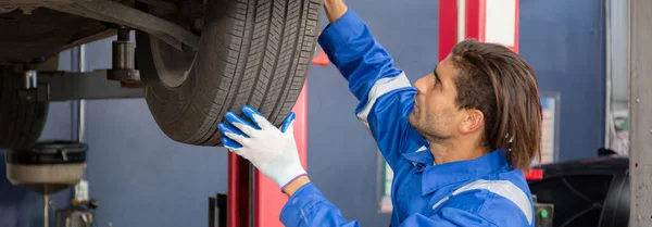 Junger Mann Ist Mechaniker Reparatur Reifen Rad Auto Der Garage — Stockfoto