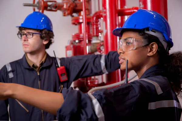 Young Woman Man Engineer Check Examining Pipeline Discussion Factory Mechanic — Foto de Stock