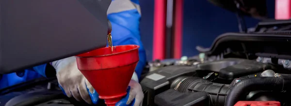 Closeup Hands Mechanic Man Pouring Motor Oil Engine Car Garage — Fotografia de Stock