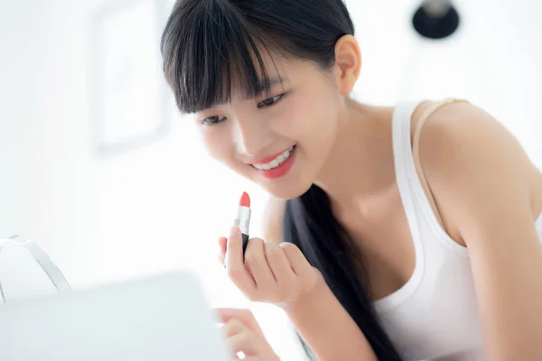 Belleza Joven Mujer Asiática Con Aprendizaje Maquillaje Con Lápiz Labial —  Fotos de Stock