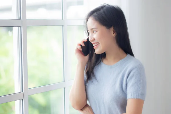 Felicidade Jovem Mulher Asiática Conversando Com Smartphone Sala Estar Casa — Fotografia de Stock