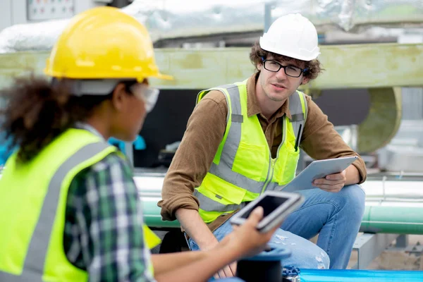Young Woman Man Engineer Examining Pipeline Looking Digital Tablet Factory — Foto Stock