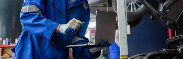 Young Man Mechanic Using Laptop Computer Checking Engine Car Garage — Stockfoto