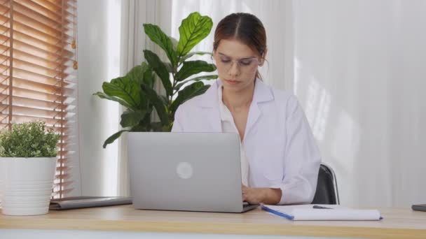 Młoda Kobieta Lekarz Pracująca Przy Szukaniu Dokumentu Schowku Korzystająca Laptopa — Wideo stockowe