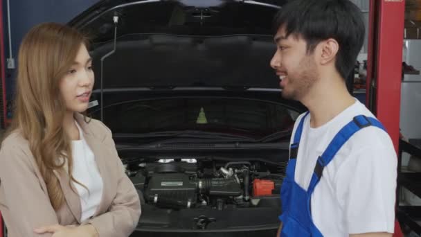 Junge Asiatische Mann Mechaniker Gespräch Mit Kunden Für Die Untersuchung — Stockvideo