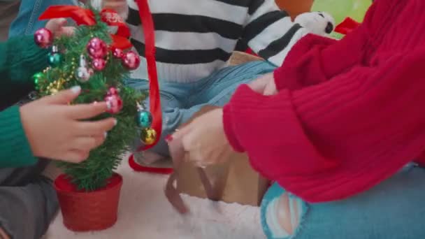 Szoros Kéz Boldogság Család Kötött Dekoráció Ajándék Doboz Ünneplés Karácsonyi — Stock videók