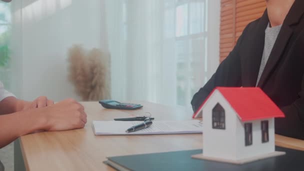 Primo Piano Mani Agente Immobiliare Stretta Mano Cliente Insieme Dopo — Video Stock