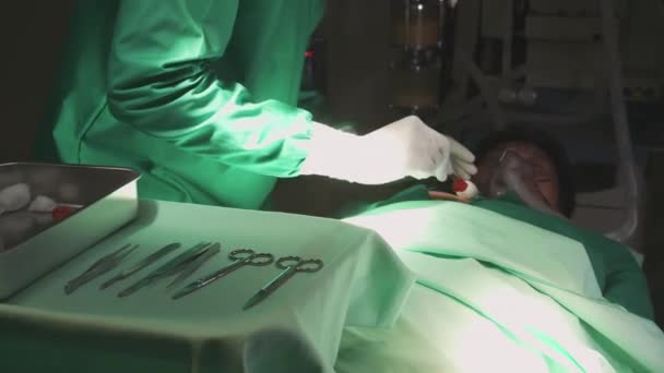 Skupina Týmových Lékařů Chirurgů Kteří Operují Pacientem Nemocnici Lékařství Pohotovosti — Stock video