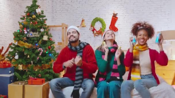 Skupina Šťastných Mladých Přátel Odpočítávání Oslavovat Štědrý Večer Šťastný Nový — Stock video