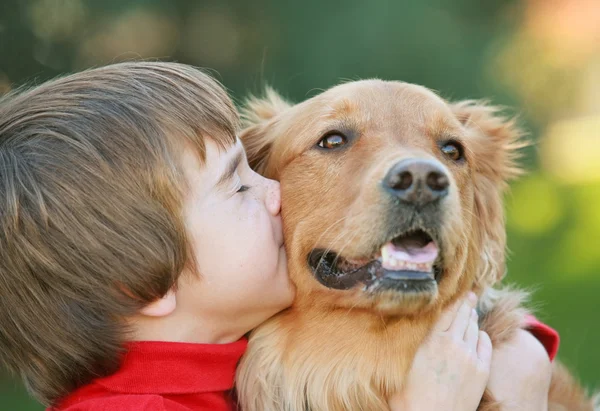 Rapaz beijando cão — Fotografia de Stock