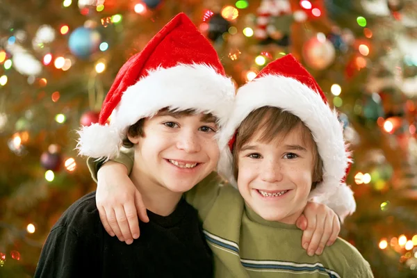 Niño usando sombreros de Navidad — Foto de Stock