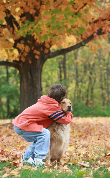 Oğlan ve köpek — Stok fotoğraf