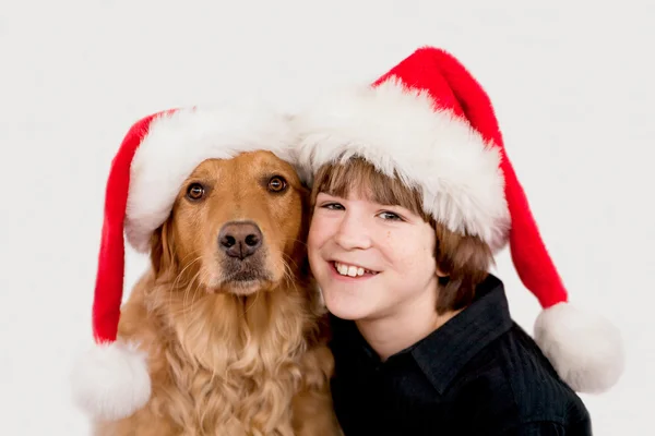 Pojke och hund vid jul — Stockfoto