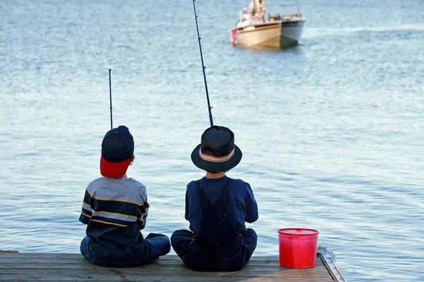 Meninos pesca — Fotografia de Stock