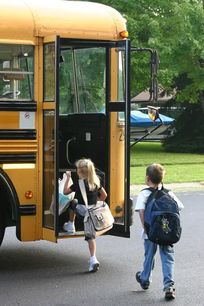 Crianças indo para a escola — Fotografia de Stock