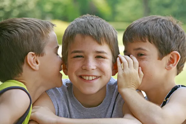 Jungen erzählen Geheimnisse — Stockfoto