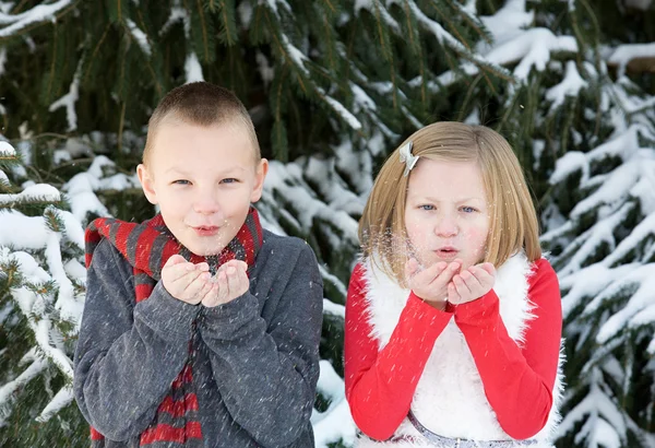 Enfants jouant dans la neige — Photo