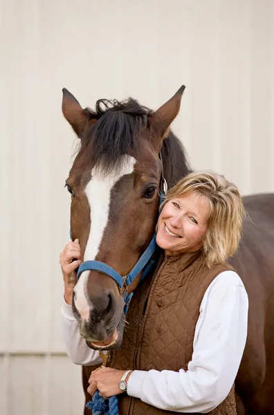 Mulher e cavalo — Fotografia de Stock